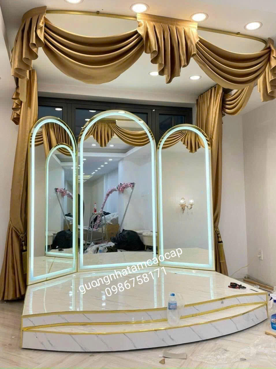Gương LED ảnh viện áo cưới STUDIO - Khung viền hợp kim Nhôm xước cao cấp
