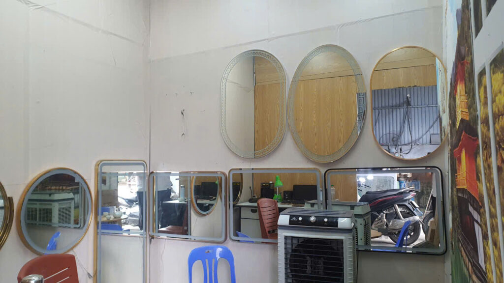 Showroom trưng bày gương