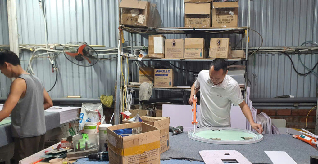 Lắp ráp đèn LED cho gương