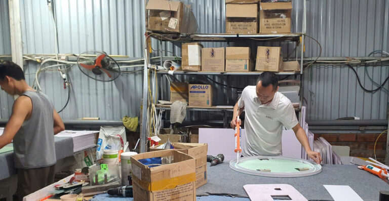 Lắp ráp đèn LED cho gương